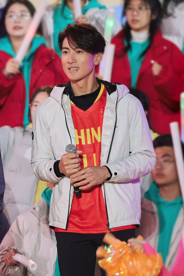 01 吴尊央视跨年晚会现场图.jpg