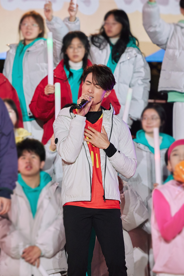 02 吴尊央视跨年晚会现场图.jpg